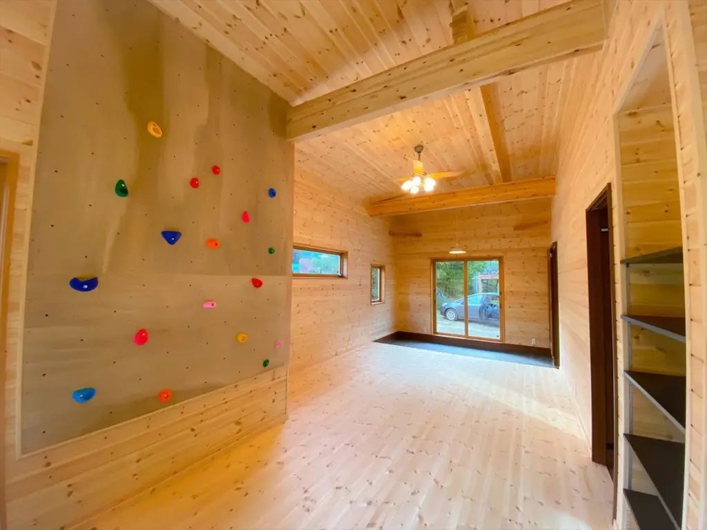 行方市の平屋｜土地形状に合わせた遊び心満載のログハウス風平屋