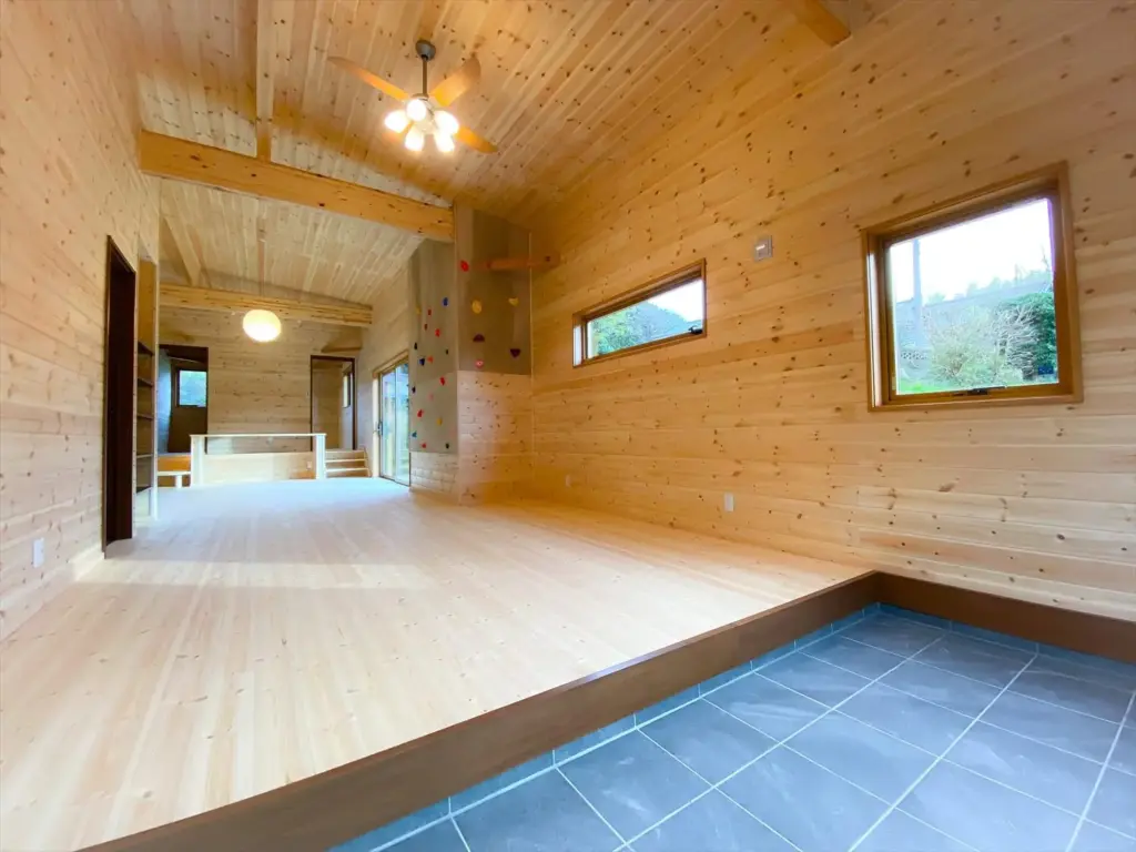 行方市の平屋｜土地形状に合わせた遊び心満載のログハウス風平屋