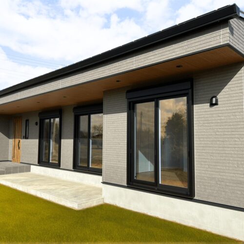 深い軒と大きなサッシを採用した、開放感のある平屋住宅