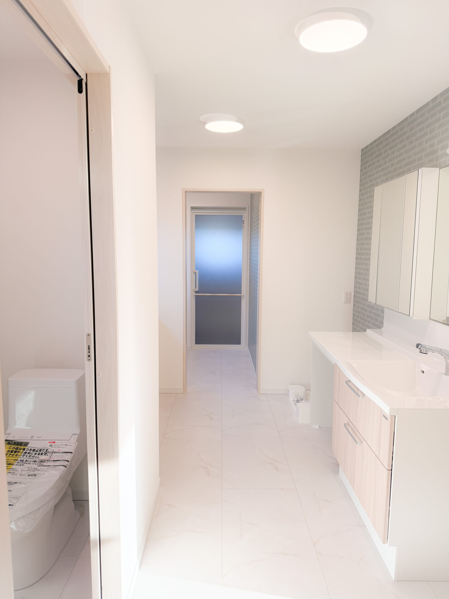 水回りからランドリー、ファミクロまでを直線的に配置し、家事がスムーズに完結する家事ラク動線を確保しました。