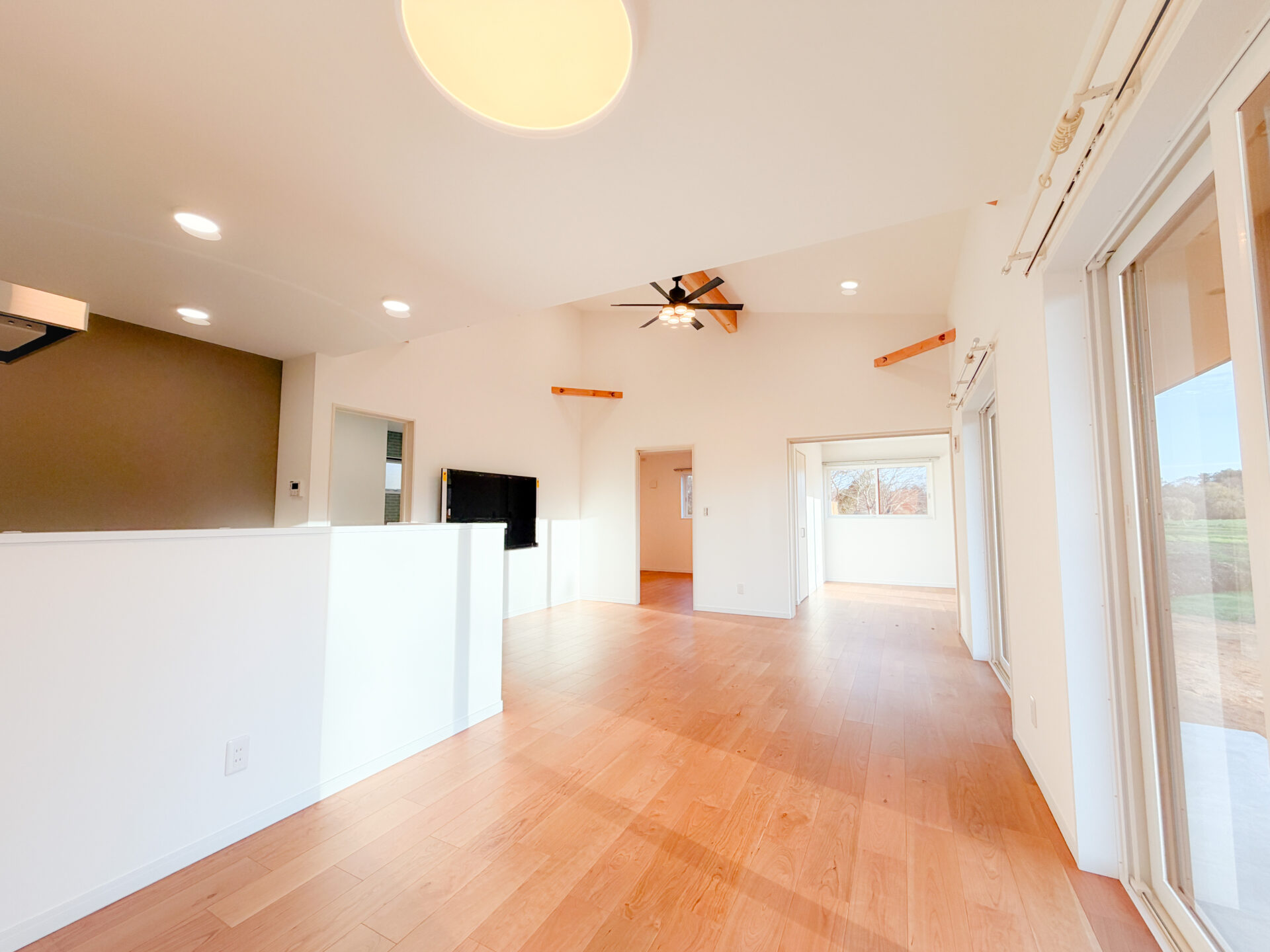 大きなサッシから自然光が差し込む、開放感のある平屋のLDK