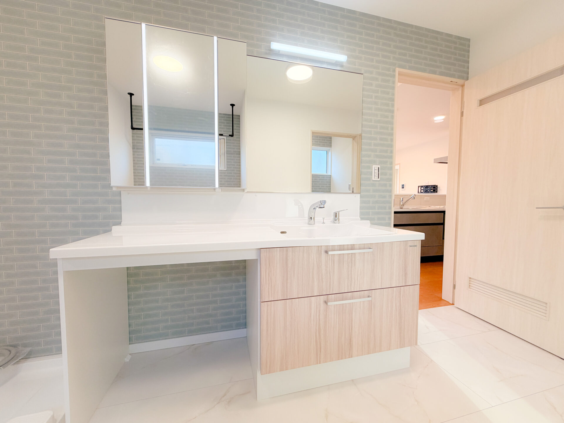 ゆとりのある広さで使いやすい独立洗面台のある洗面空間