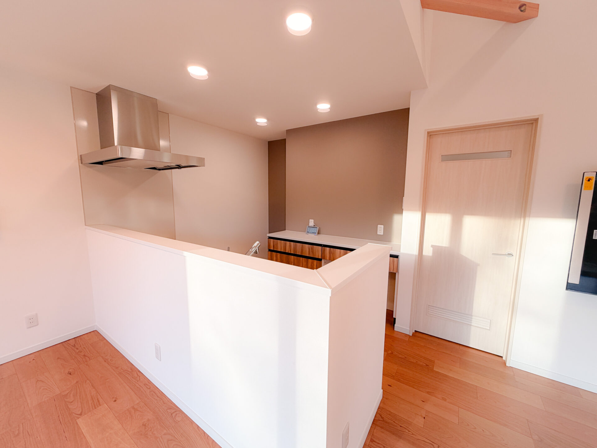 カウンターを立ち上げ、手元を隠したペニンシュラキッチン