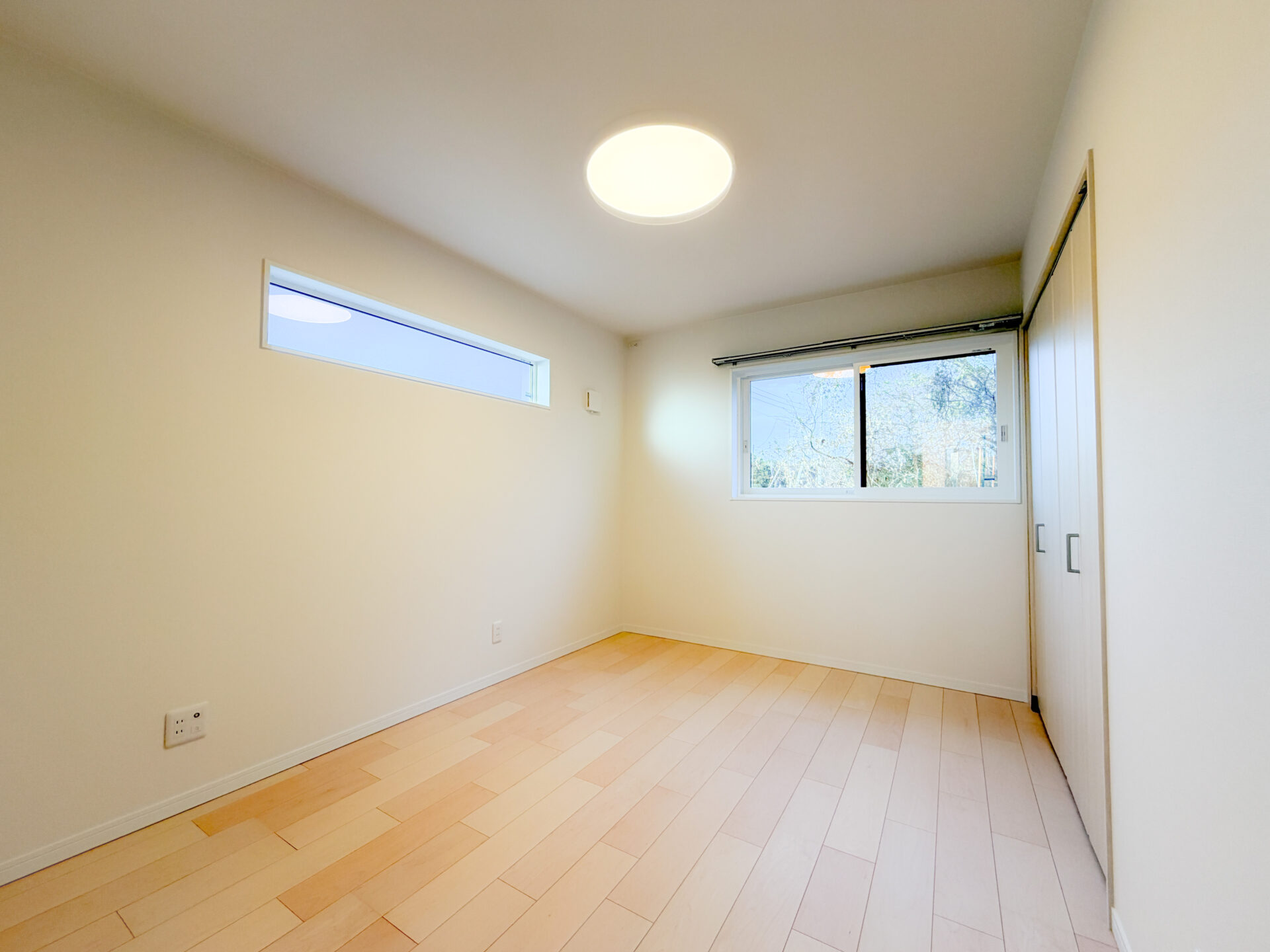 高所窓と腰窓を使い分けた、採光とプライバシーを両立する空間