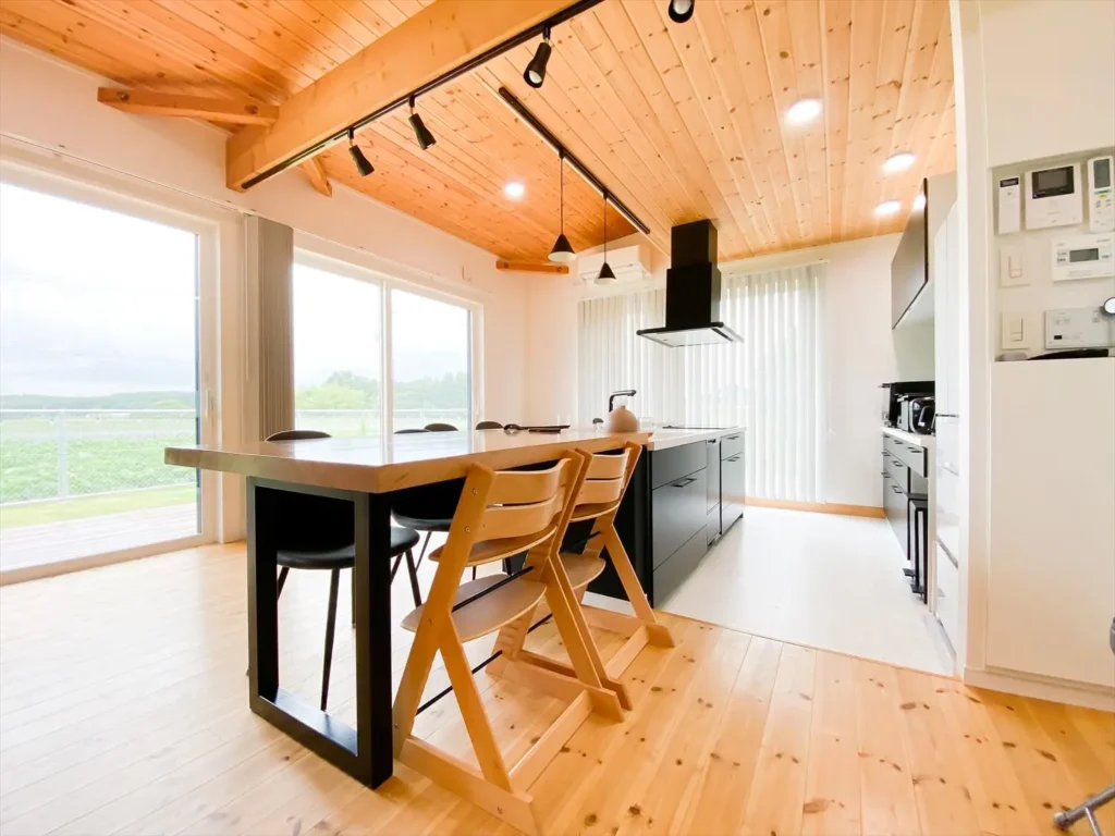 平屋, シンプルモダンハウス, 家事ラク住宅, アイランドキッチン 行方市の平屋｜無垢材とスタイリッシュなコーディネイトが光る平屋