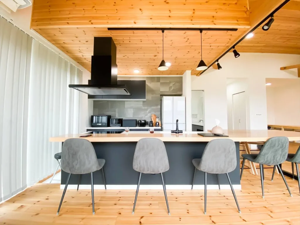 平屋, シンプルモダンハウス, 家事ラク住宅, アイランドキッチン 行方市の平屋｜無垢材とスタイリッシュなコーディネイトが光る平屋