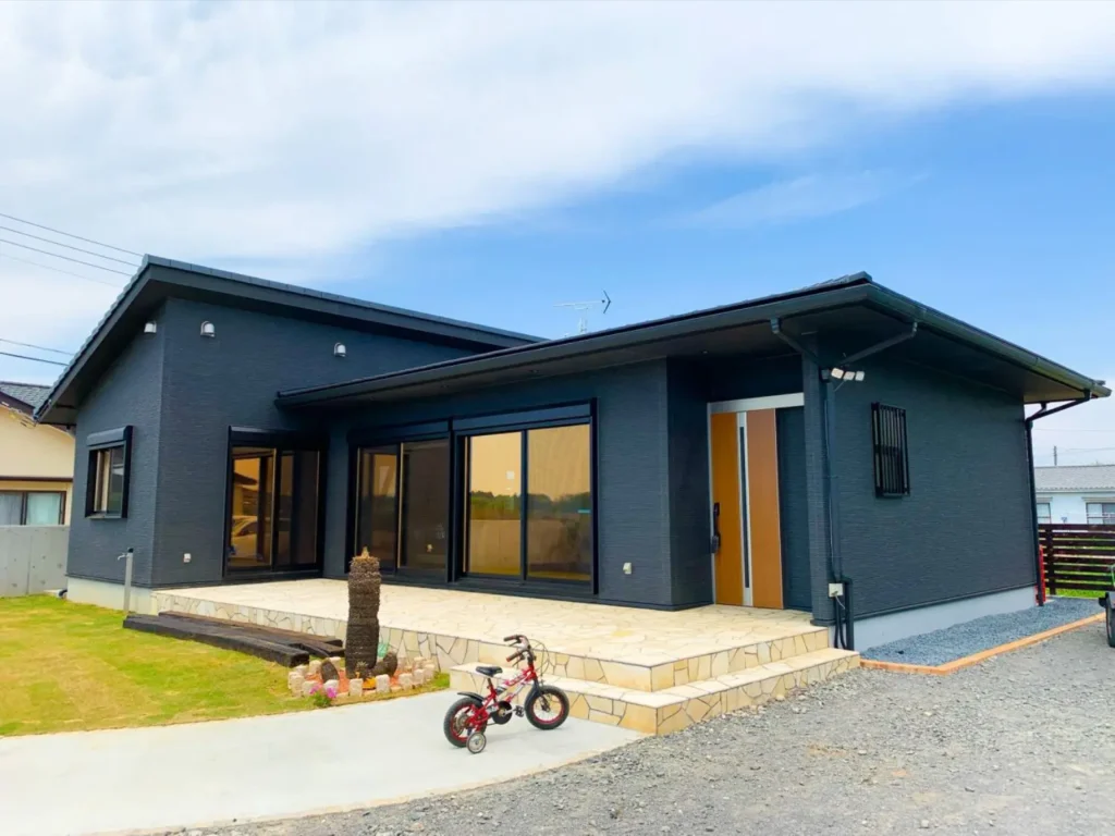 行方市の平屋｜クロスが特徴的なリゾートテイスト住宅