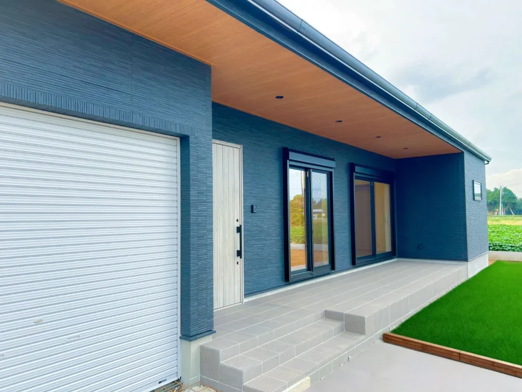 【35坪/鉾田市/3LDK】ビルトインガレージ×深い軒×ランドリー