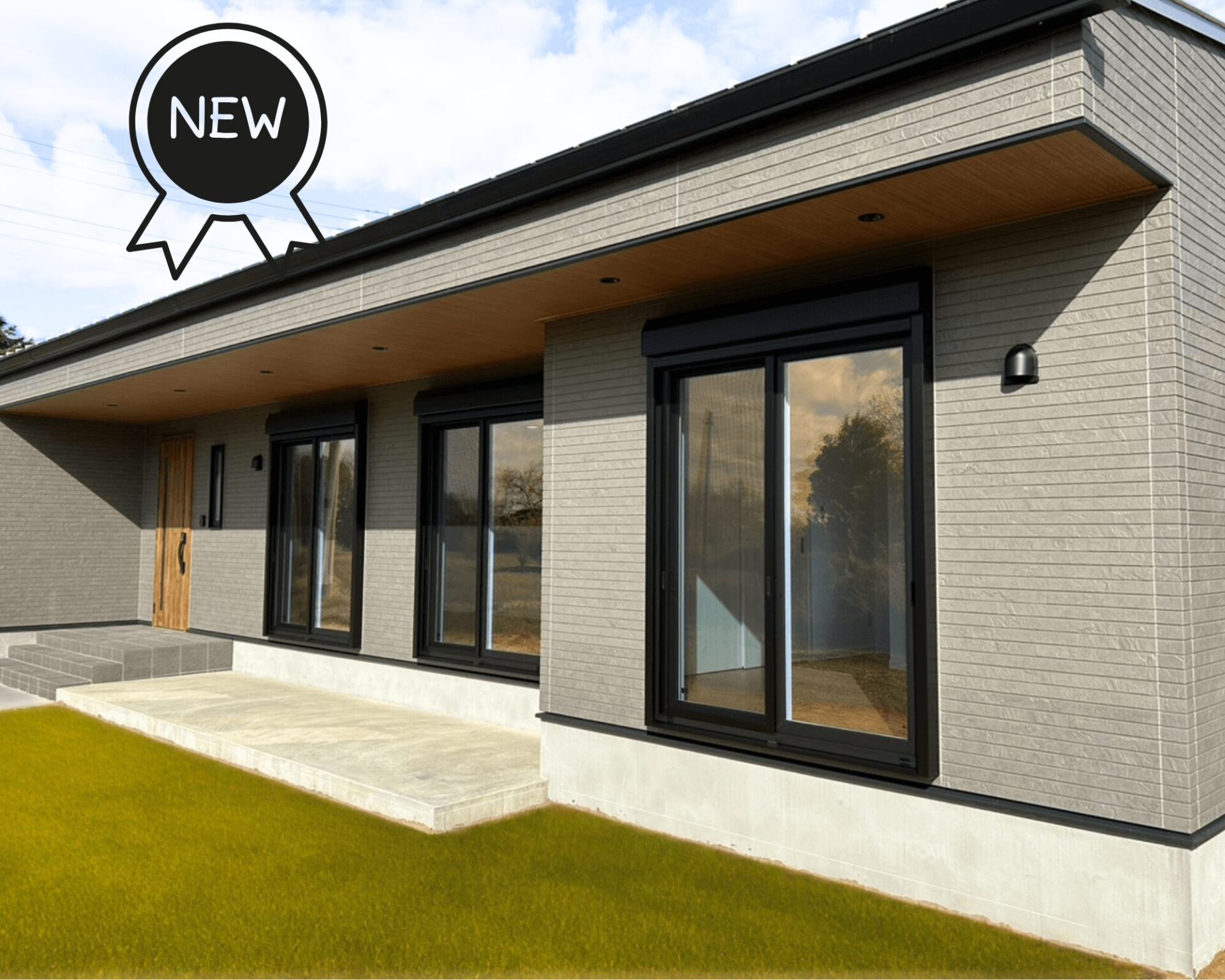 深い軒と大きなサッシを採用した開放的な平屋の外観