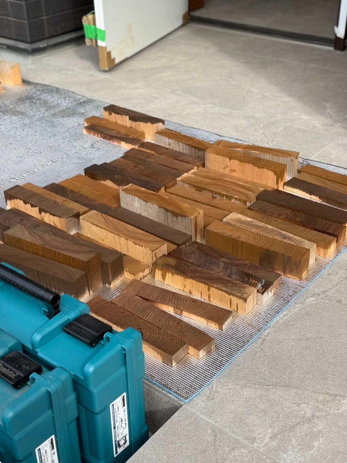 木材を塗装して乾かしている所