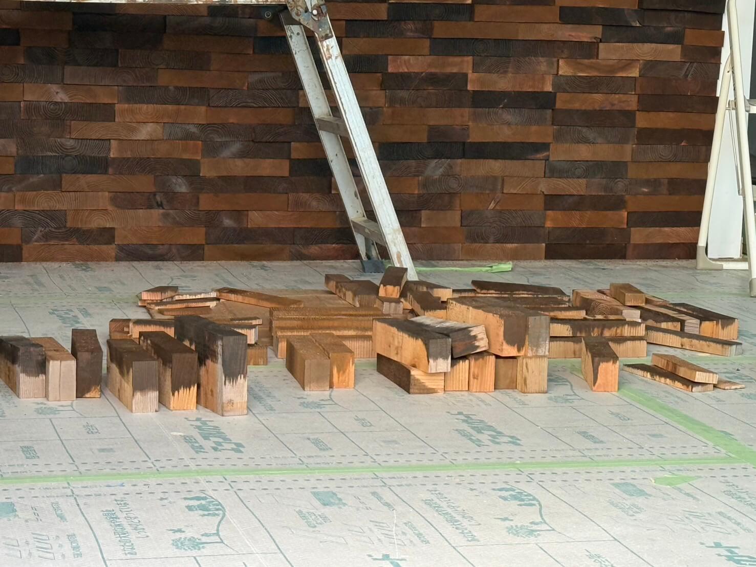 アクセントウォールと木材