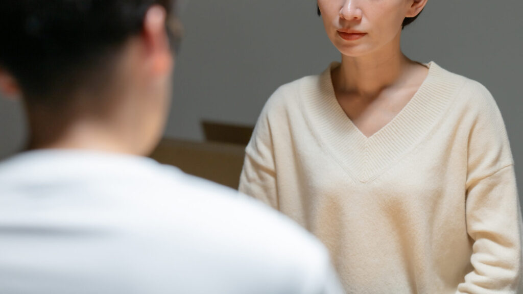話し合う夫婦