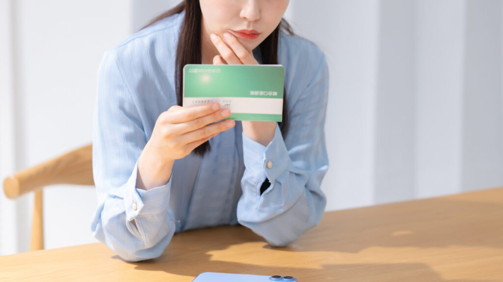 通帳を見る女性