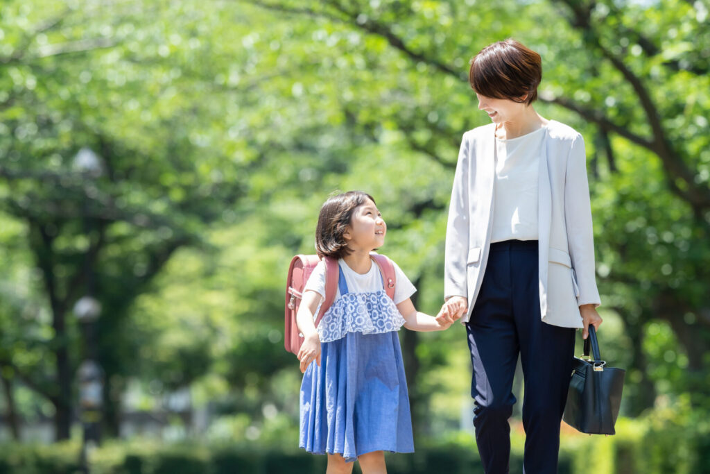 手をつなぐ親子