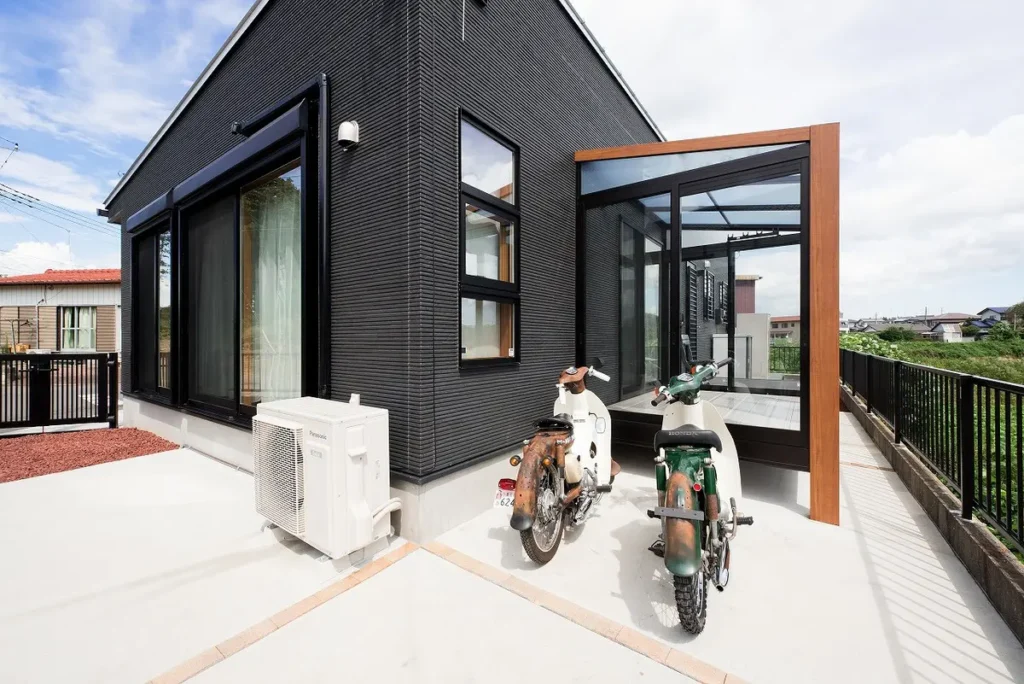 ログハウス風住宅, 平屋 小美玉市の平屋|ブラック外観と無垢材のクールな平屋