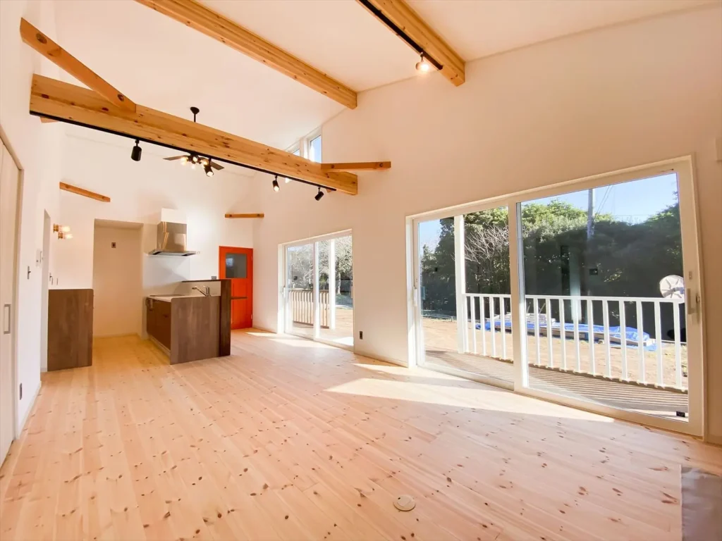 アクセントウォール・クロス映えるカリフォルニア風デザインの平屋