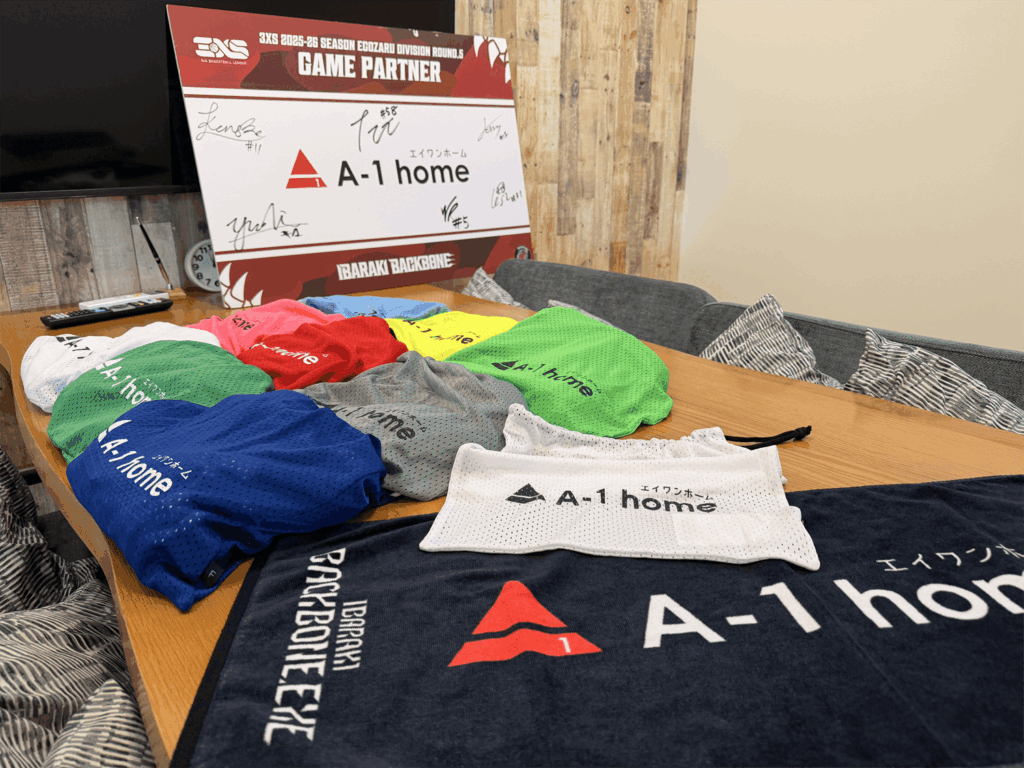 A-1homeとBACKBONEのロゴ入り応援タオルとビブスポーチ